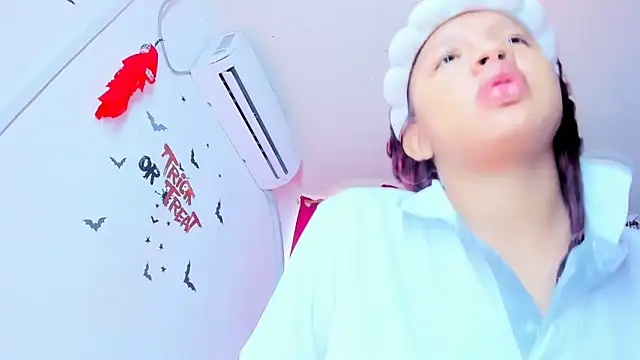 Emily Coper18 online show from 11/23/25, 01:33