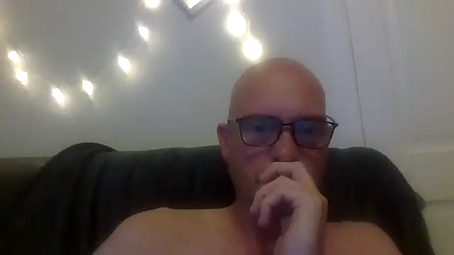 Snapshot of mrtickle0025 chatting on 05/29/26, 05:27 mrtickle0025 online show from 05/29/26, 05:27