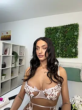 Snapshot of AylinRoss chatting on 01/19/25, 07:04 AylinRoss online show from 01/19/25, 07:04