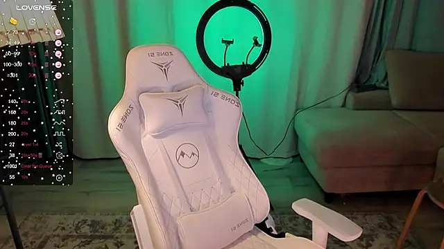 Snapshot of falcon_baby chatting on 10/04/25, 06:39 falcon baby online show from 10/04/25, 06:39