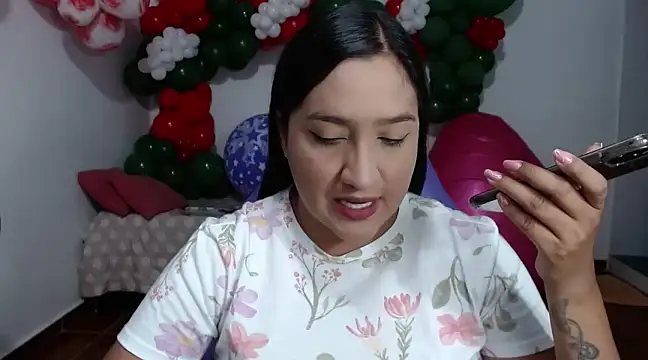 Snapshot of Saracutee1 chatting on 12/06/24, 03:33 Saracutee1 online show from 12/06/24, 03:33