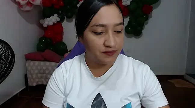 Snapshot of Saracutee1 chatting on 12/13/24, 02:49 Saracutee1 online show from 12/13/24, 02:49