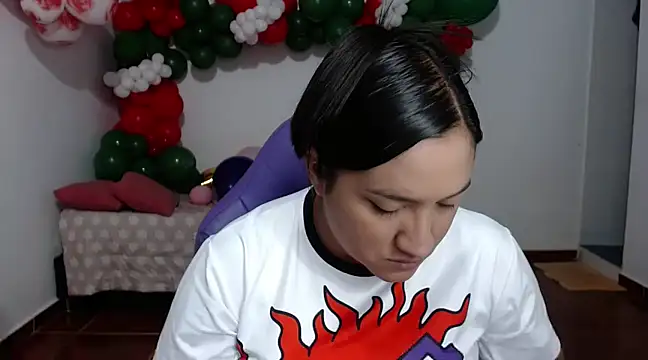 Snapshot of Saracutee1 chatting on 12/14/24, 03:36 Saracutee1 online show from 12/14/24, 03:36