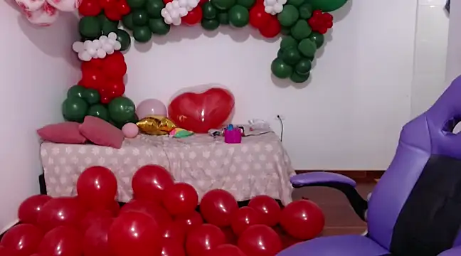 Snapshot of Saracutee1 chatting on 12/14/24, 06:41 Saracutee1 online show from 12/14/24, 06:41