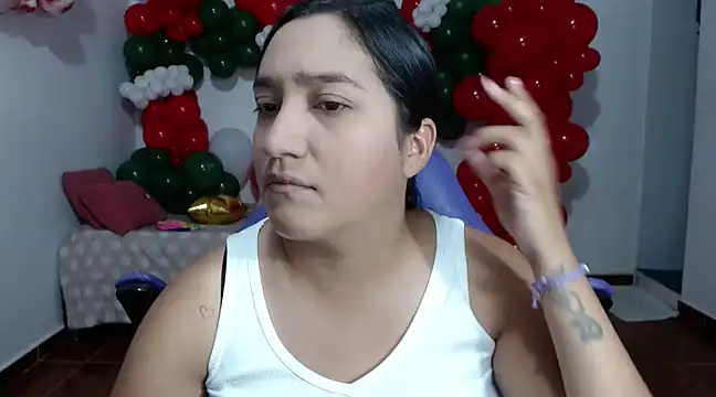 Snapshot of Saracutee1 chatting on 12/19/24, 04:02 Saracutee1 online show from 12/19/24, 04:02