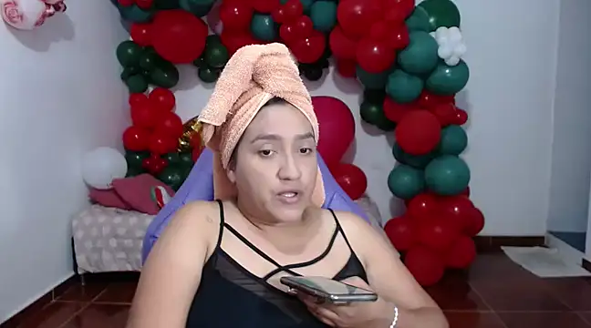 Snapshot of Saracutee1 chatting on 12/26/24, 05:51 Saracutee1 online show from 12/26/24, 05:51