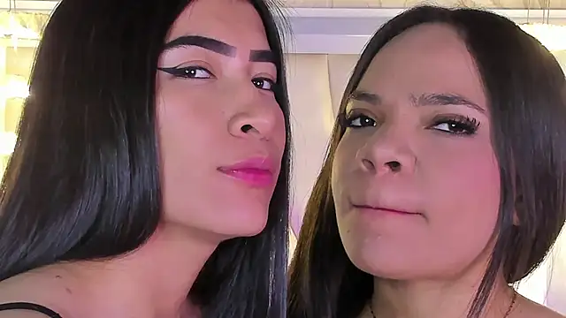 Snapshot of siara_and_zoe chatting on 07/21/26, 11:18 siara and zoe online show from 07/21/26, 11:18