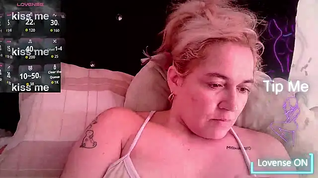 Izury Blondee online show from 10/25/25, 03:18