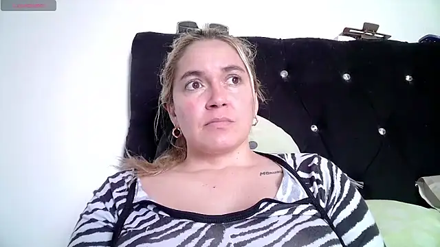 Izury Blondee online show from 11/17/25, 05:41