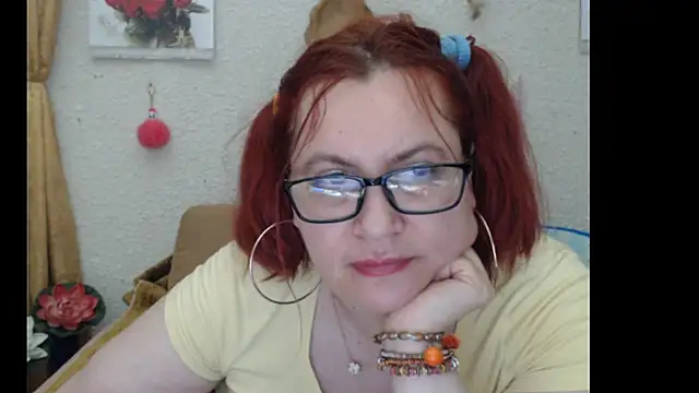 Snapshot of PlayfullMature chatting on 10/17/25, 04:04 PlayfullMature online show from 10/17/25, 04:04