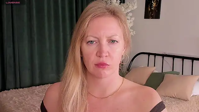 Snapshot of sugamomy chatting on 10/11/25, 12:10 sugamomy online show from 10/11/25, 12:10