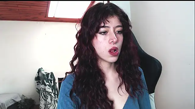 Snapshot of SuzzyyM chatting on 12/18/24, 02:28 SuzzyyM online show from 12/18/24, 02:28