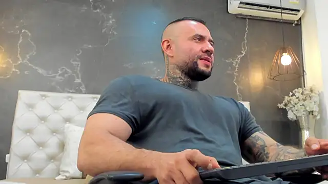 Snapshot of BruceDallas chatting on 12/02/24, 12:09 BruceDallas online show from 12/02/24, 12:09