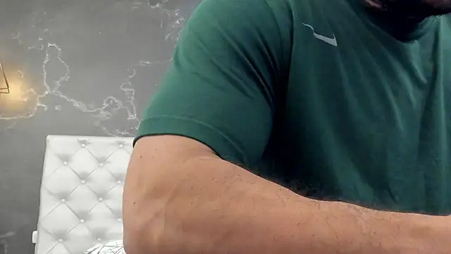 Snapshot of BruceDallas chatting on 12/18/24, 03:04 BruceDallas online show from 12/18/24, 03:04