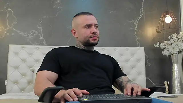 Snapshot of BruceDallas chatting on 01/30/25, 12:18 BruceDallas online show from 01/30/25, 12:18