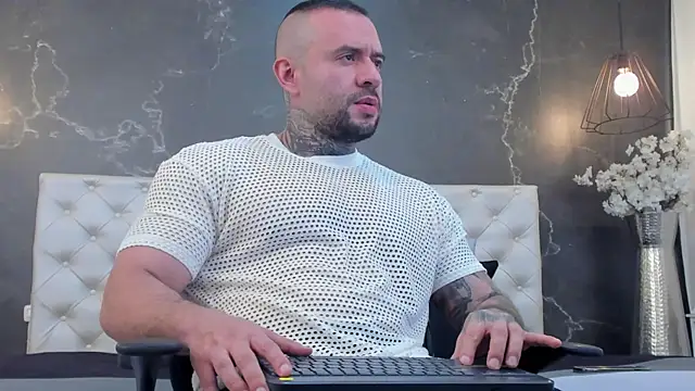 Snapshot of BruceDallas chatting on 02/07/25, 01:36 BruceDallas online show from 02/07/25, 01:36