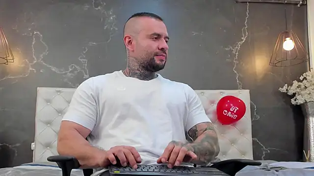 Snapshot of BruceDallas chatting on 02/15/25, 02:37 BruceDallas online show from 02/15/25, 02:37