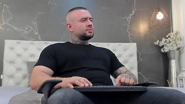 Snapshot of BruceDallas chatting on 03/02/25, 01:04 BruceDallas online show from 03/02/25, 01:04