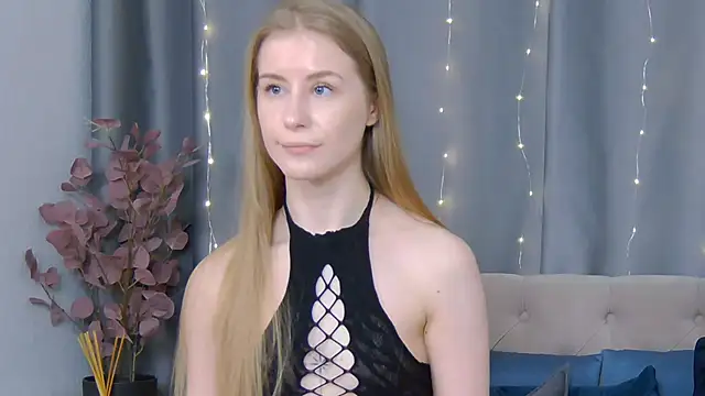 Snapshot of VioletiSwone chatting on 02/01/25, 11:32 VioletiSwone online show from 02/01/25, 11:32