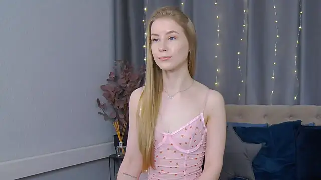 Snapshot of VioletiSwone chatting on 02/09/25, 05:29 VioletiSwone online show from 02/09/25, 05:29