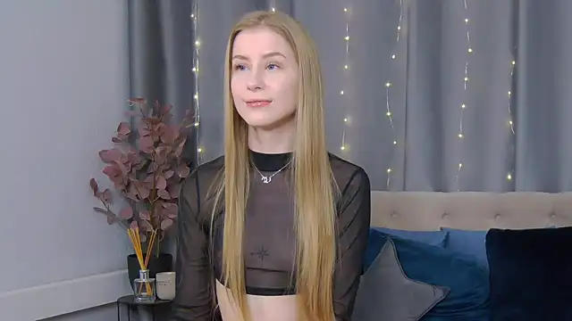 Snapshot of VioletiSwone chatting on 02/19/25, 11:38 VioletiSwone online show from 02/19/25, 11:38