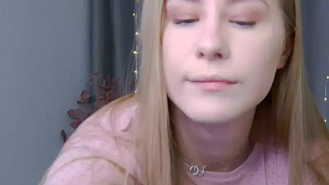 Snapshot of VioletiSwone chatting on 02/26/25, 12:03 VioletiSwone online show from 02/26/25, 12:03