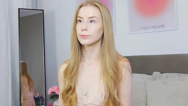 Snapshot of VioletiSwone chatting on 09/20/25, 04:02 VioletiSwone online show from 09/20/25, 04:02