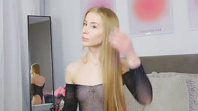 Snapshot of VioletiSwone chatting on 09/26/25, 04:05 VioletiSwone online show from 09/26/25, 04:05