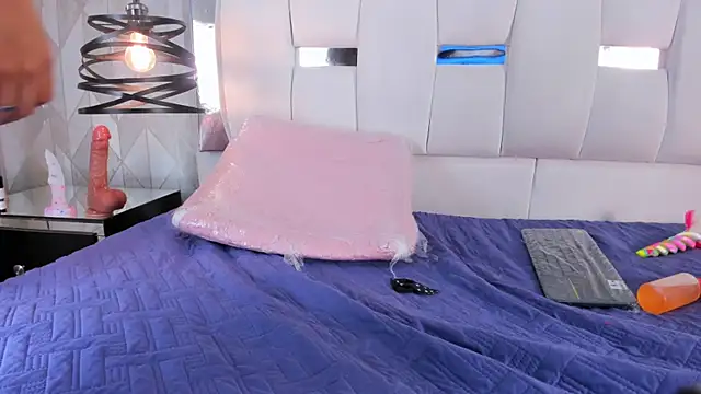 Snapshot of RileyThompson1 chatting on 03/15/25, 09:19 RileyThompson1 online show from 03/15/25, 09:19