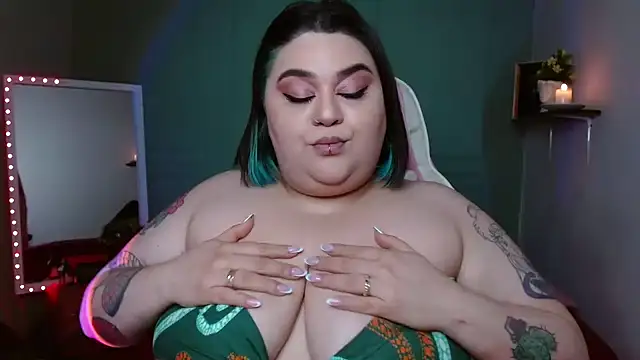 Snapshot of tiffany_laurens chatting on 12/25/24, 04:54 tiffany laurens online show from 12/25/24, 04:54