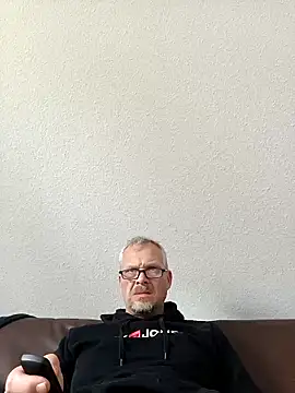 Snapshot of Heidemensch chatting on 04/17/26, 08:28 Heidemensch online show from 04/17/26, 08:28