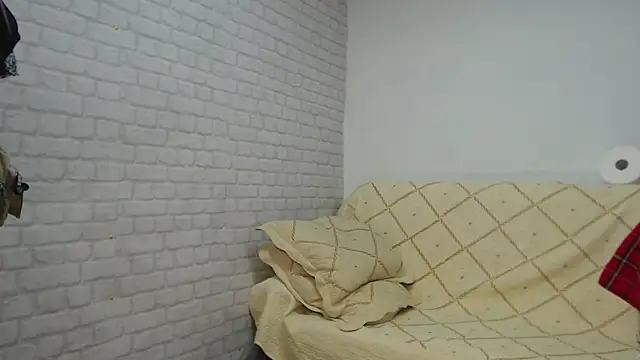 Snapshot of EmmaSquirt chatting on 12/14/24, 09:45 EmmaSquirt online show from 12/14/24, 09:45