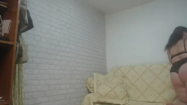 Snapshot of EmmaSquirt chatting on 02/06/25, 10:43 EmmaSquirt online show from 02/06/25, 10:43