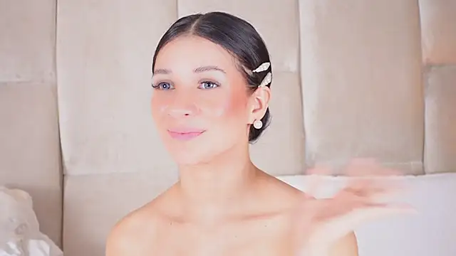 Snapshot of KiraKayleigh1 chatting on 03/11/25, 09:48 KiraKayleigh1 online show from 03/11/25, 09:48