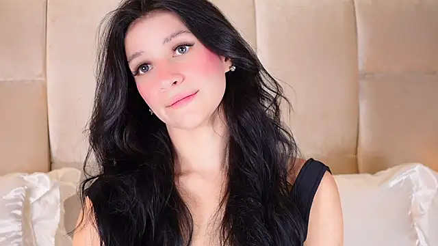 Snapshot of KiraKayleigh1 chatting on 09/13/25, 12:32 KiraKayleigh1 online show from 09/13/25, 12:32