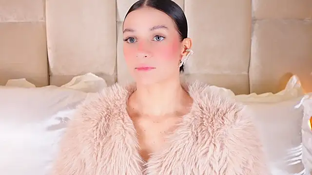 Snapshot of KiraKayleigh1 chatting on 11/10/25, 04:00 KiraKayleigh1 online show from 11/10/25, 04:00