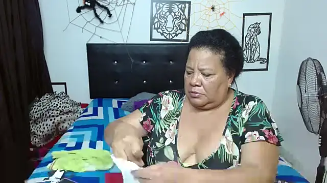 Snapshot of Shanttal0272 chatting on 10/31/25, 01:50 Shanttal0272 online show from 10/31/25, 01:50