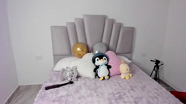 Snapshot of Alli_cooper chatting on 02/18/25, 12:15 Alli cooper online show from 02/18/25, 12:15