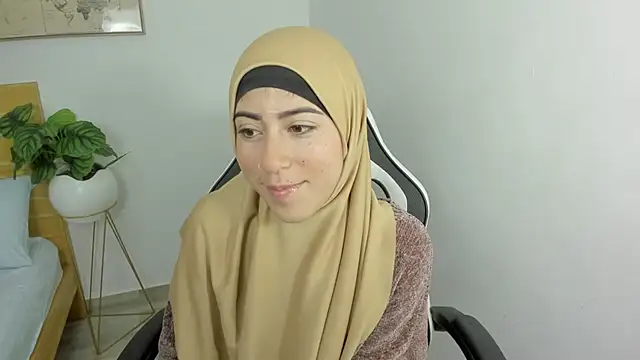 chaymae nah  online show from 01/16/25, 12:42