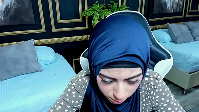 chaymae nah  online show from 02/07/25, 09:48