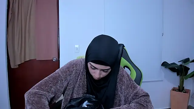 chaymae nah  online show from 03/10/25, 08:01