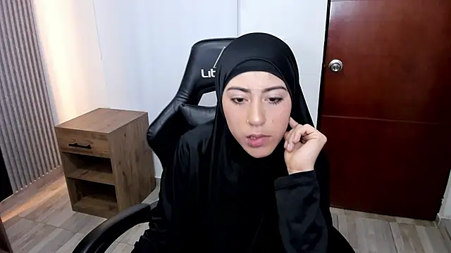 chaymae nah  online show from 03/18/25, 07:31