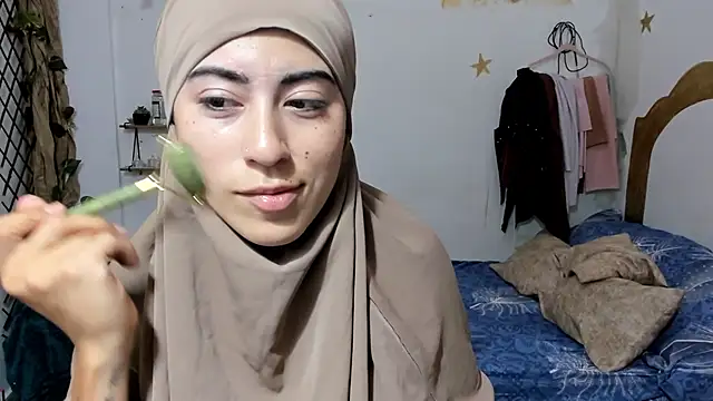 chaymae nah  online show from 09/23/25, 10:46