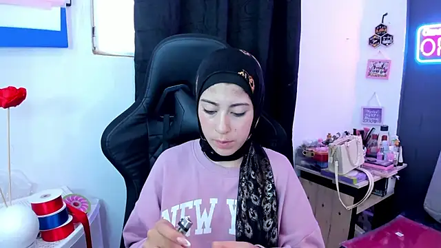 chaymae nah  online show from 04/22/26, 01:56