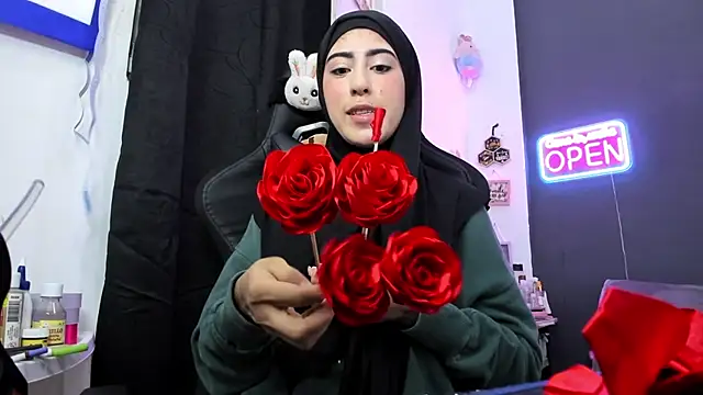 chaymae nah  online show from 04/23/26, 11:40