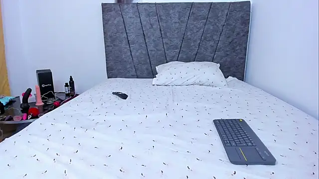 Snapshot of bella-black chatting on 10/27/25, 11:20 bella-black online show from 10/27/25, 11:20