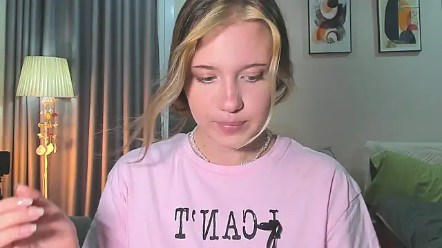 HanahCute online show from 02/23/25, 05:23