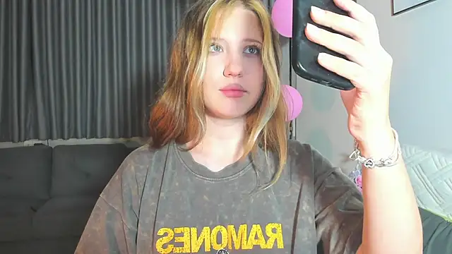 HanahCute online show from 03/13/25, 09:26