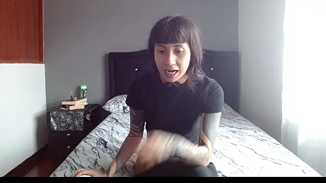 Emilia 1995 online show from 11/25/25, 03:12