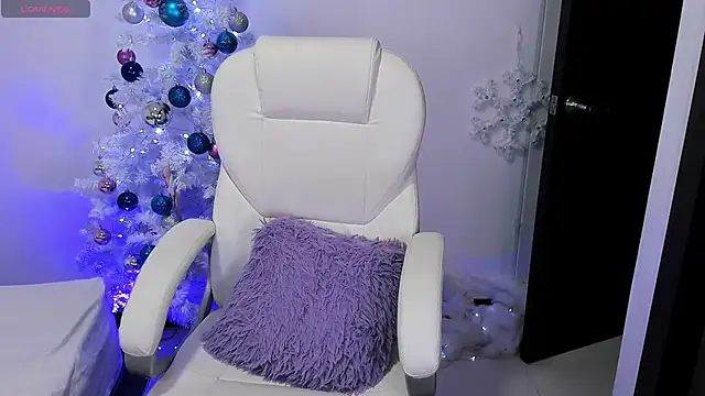 Snapshot of nyna_1 chatting on 12/18/24, 11:30 nyna 1 online show from 12/18/24, 11:30